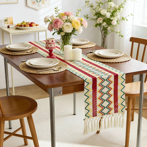 Chemin de table bohème motifs aztèques beige pompons