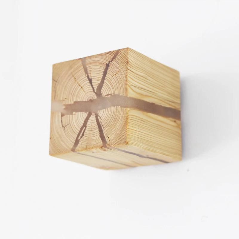applique murale led en bois massif et résine faite à la main - vue 4 sur 9