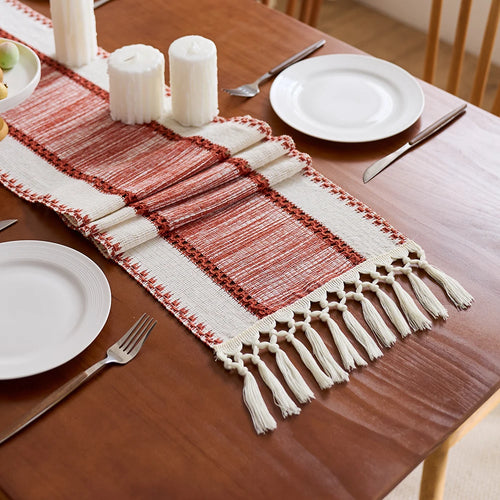 Chemin de table bohème tissé rayures rouges pompons