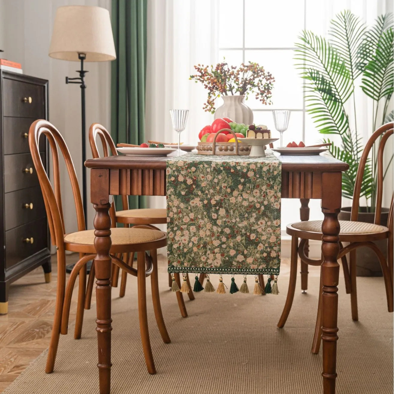 Chemin de table jacquard vert floral avec pompons - vue 4 sur 6