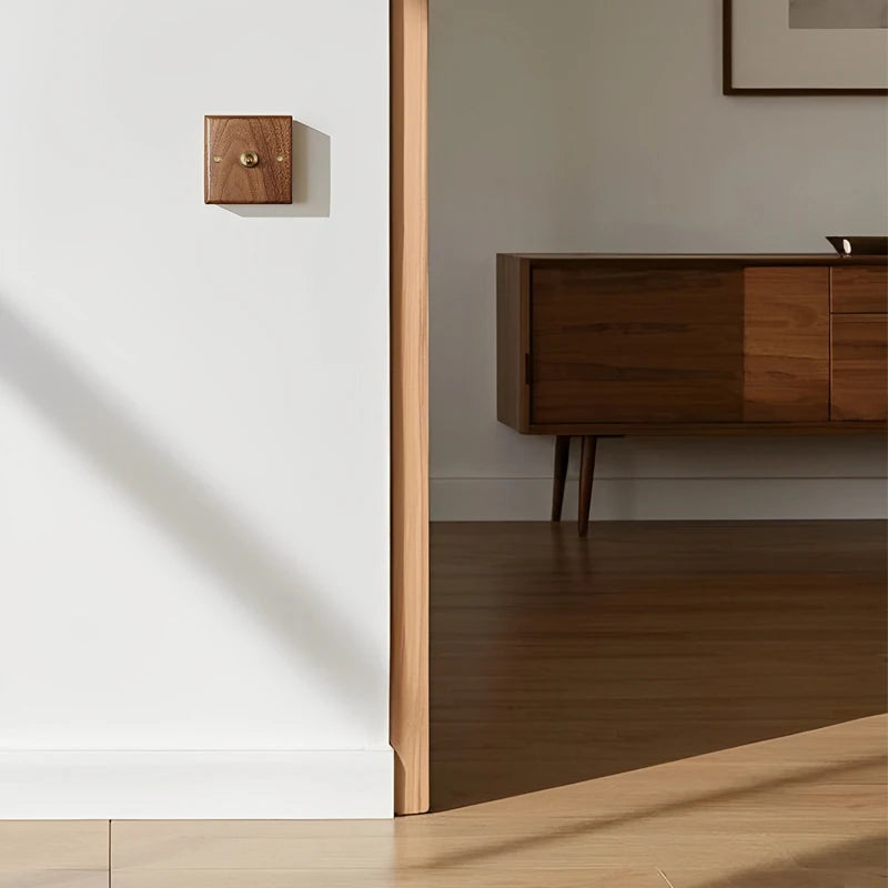 Prise électrique en bois et vis dorées