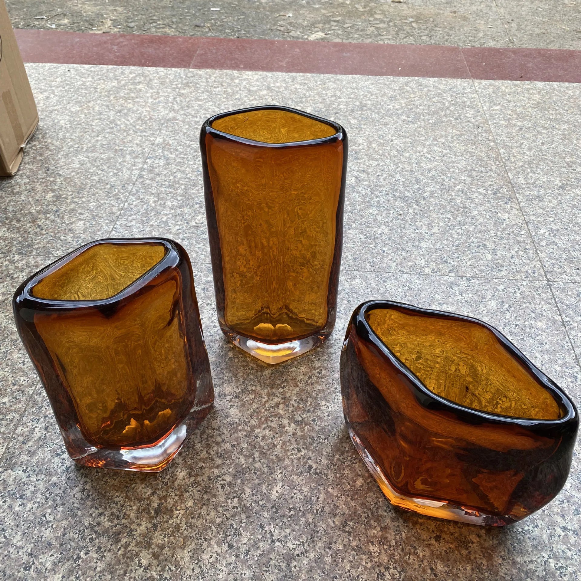 vase en verre émaillé à bouche carrée pour décor floral - vue 5 sur 9