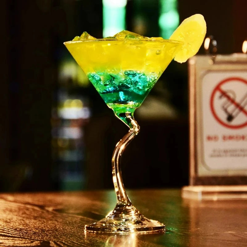 Verres martini incurvés design créatif pour bar maison - vue 3 sur 7