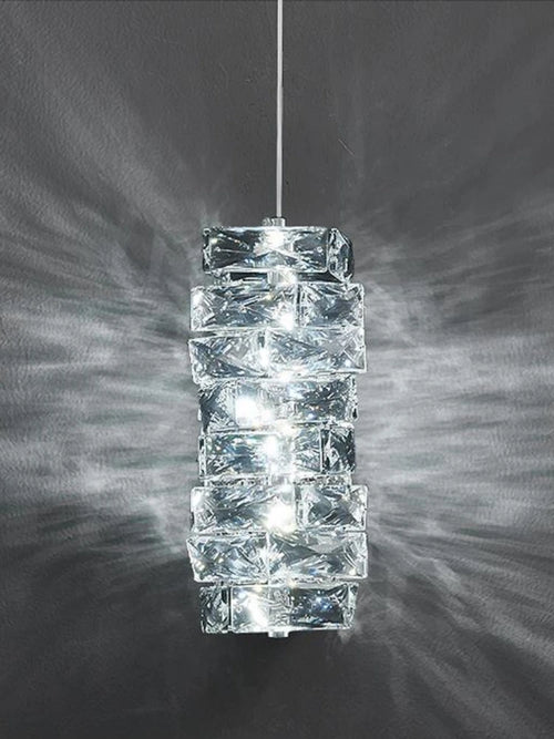 lustre moderne léger en cristal pour intérieurs élégants et contemporains