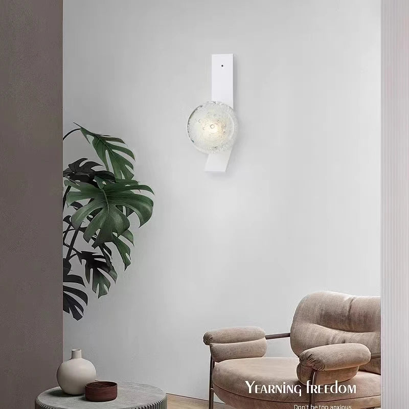 applique murale minimaliste en métal avec boule de verre pour intérieur