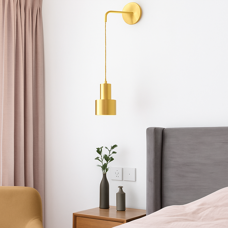 Applique murale dorée avec lampe suspendue