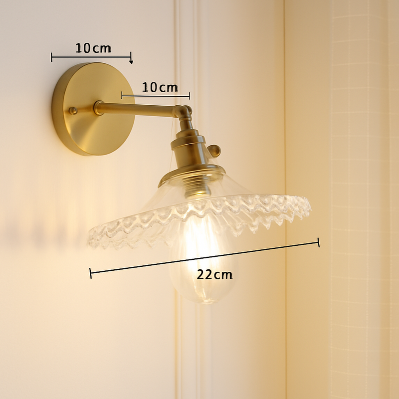 Applique murale dorée à LED et abat-jour en verre