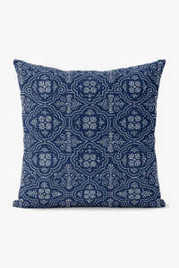 coussin géométrique bleu marine pour décoration et confort