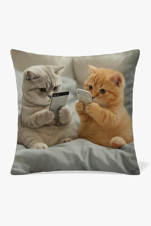 housse-de-coussin-chatons-mignons-avec-smartphones-amusants-0.png