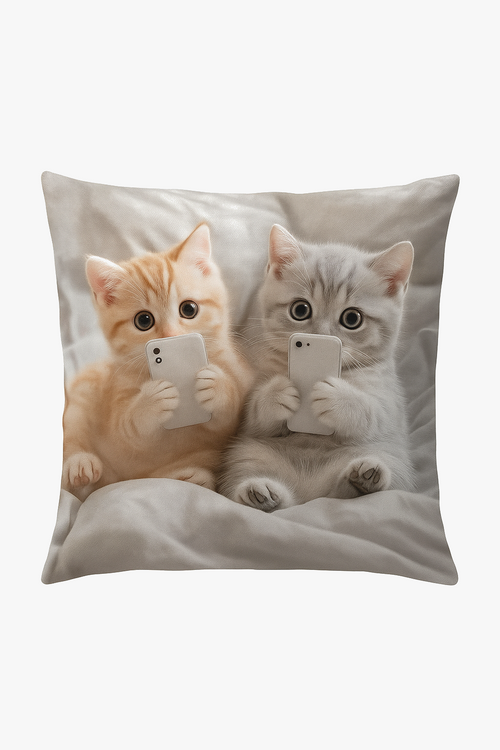 housse-de-coussin-chatons-mignons-avec-smartphones-d-corative-0.png