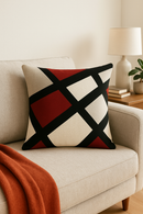 housse de coussin noire et rouge à motif géométrique