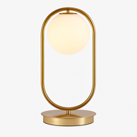 Lampe de chevet design en métal doré et boule en verre