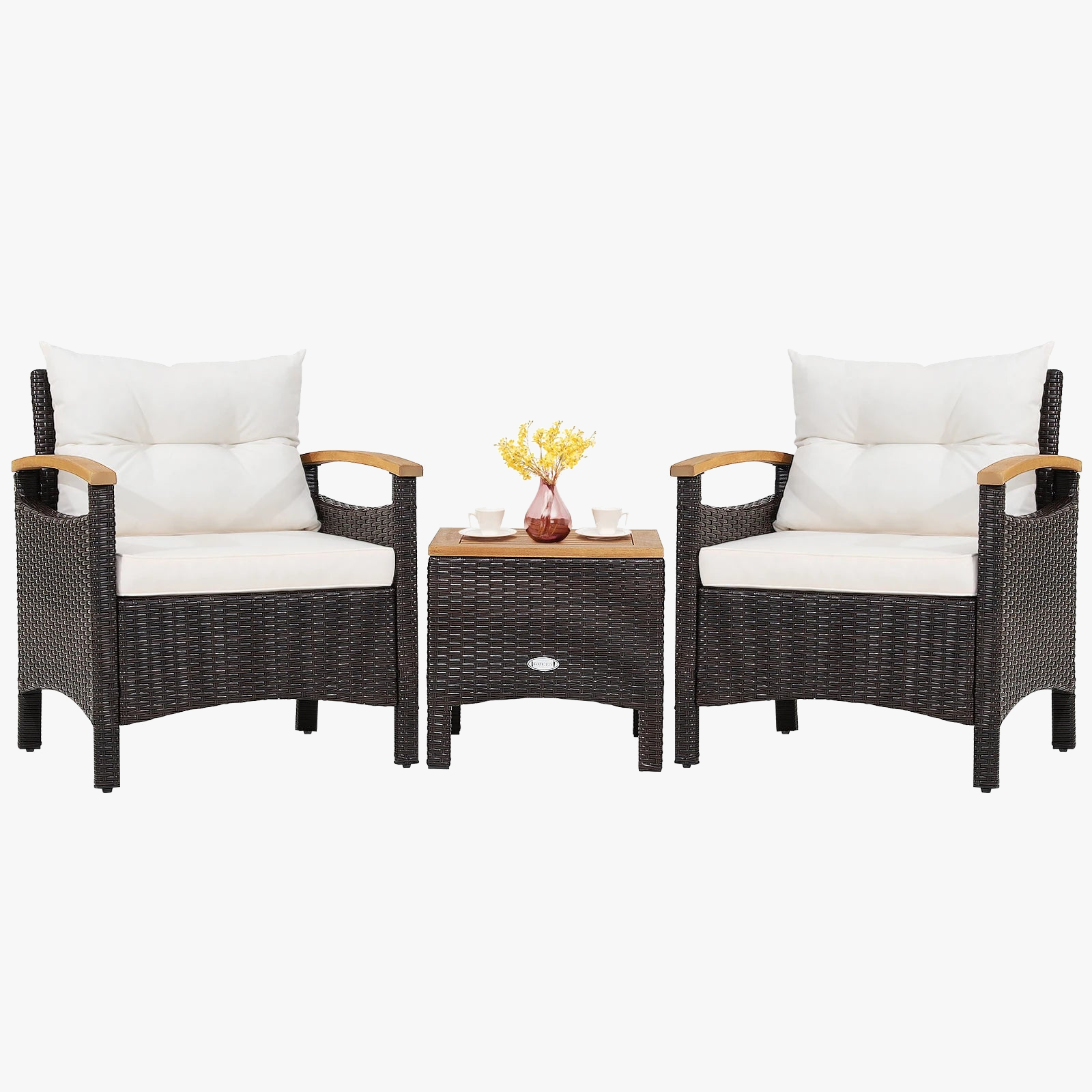 mobilier de jardin en rotin avec deux fauteuils et une table