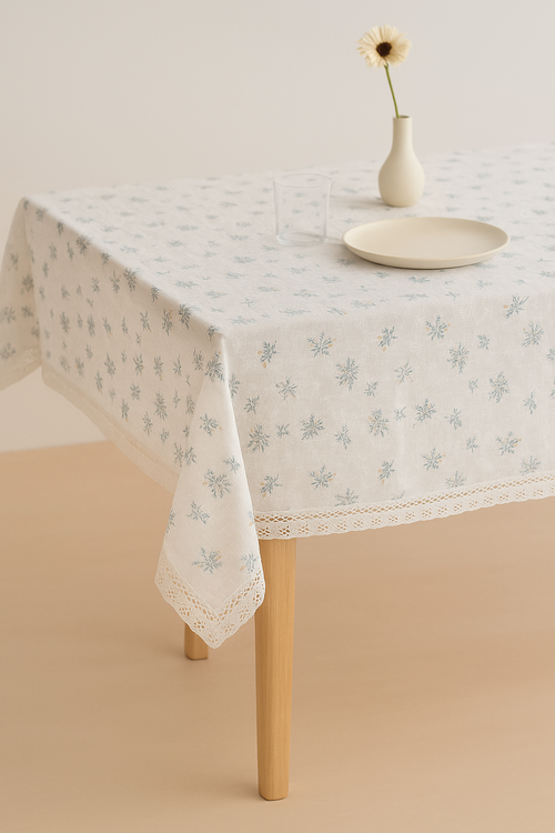 Nappe florale brodée style coréen avec pompons table