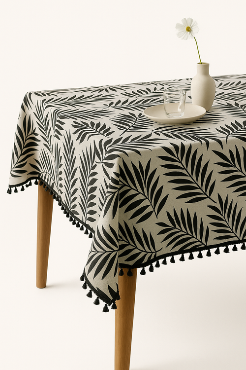 Nappe motif pivoines avec pompons style ins table
