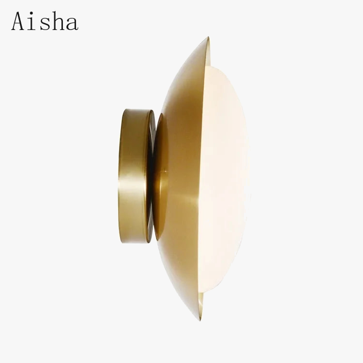 plafonnier doré design moderne pour intérieur élégant et lumineux