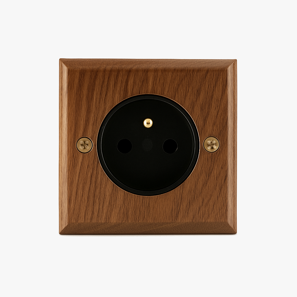 Prise électrique en bois et vis dorées