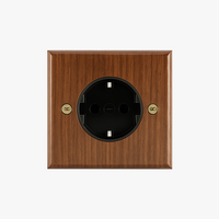 Prise électrique (Europe) en bois et vis dorées