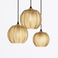Suspension boule en verre motif feuilles