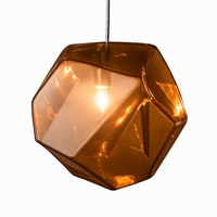 Suspension design en verre géométrique de couleurs