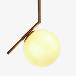 Suspension design à LED avec branche dorée et boule en verre