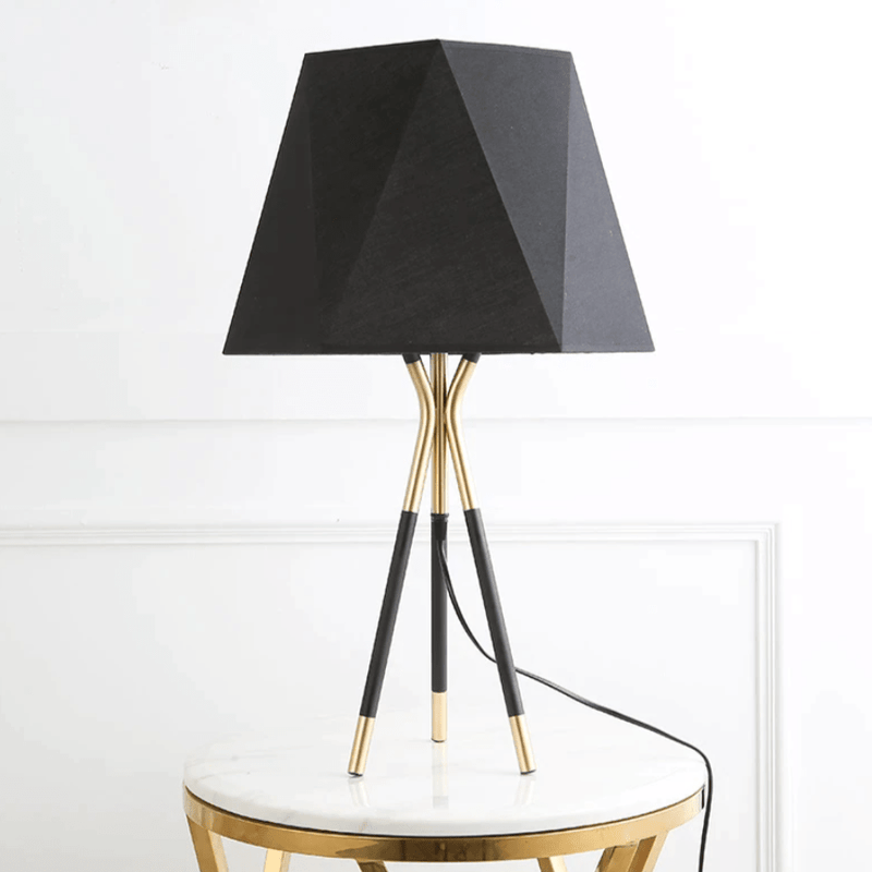 Lámpara de sobremesa design con LED de metal y pantalla triangular Estilo Loft Omi