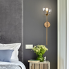 Applique murale design à LED avec bras doré et boule en verre