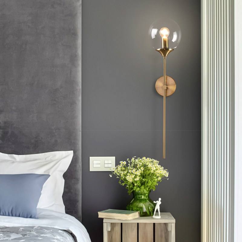Applique murale design à LED avec bras doré et boule en verre