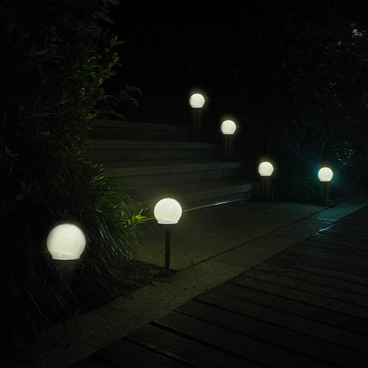 Lampe extérieur LED solaire boule blanche à piquer