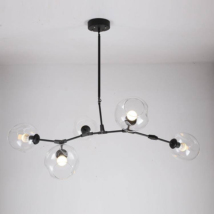 Lustre design doré avec boules de verre Lindsey