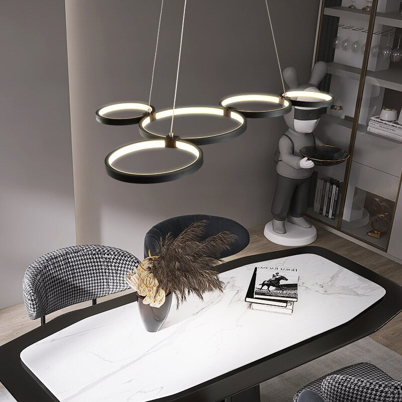 Lustre design avec anneaux LED suspendus Hirva