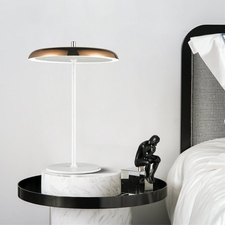 Lampe à poser design LED en métal avec abat-jour oval Leyra