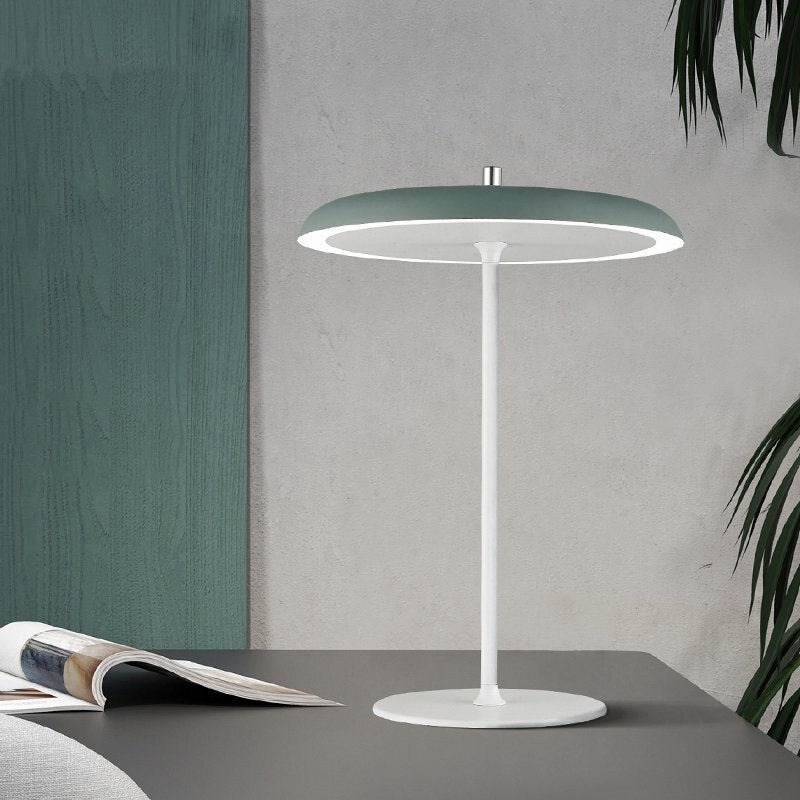 Lampe à poser design LED en métal avec abat-jour oval Leyra