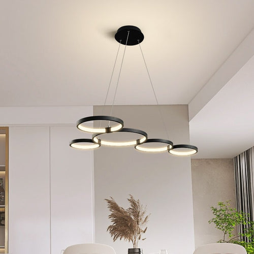 Lustre design avec anneaux LED suspendus Hirva