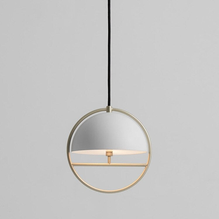 Lámpara de suspensión design con pantalla metálica y círculo dorado Skye