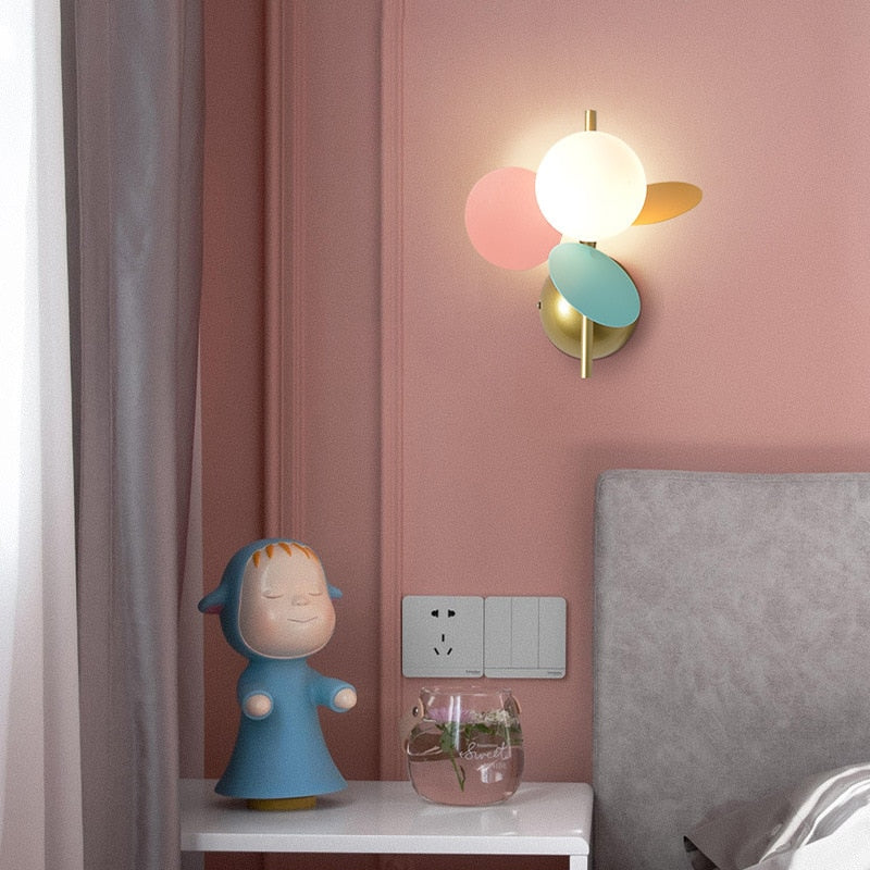 Moderna y colorida lámpara de pared para niños Clover