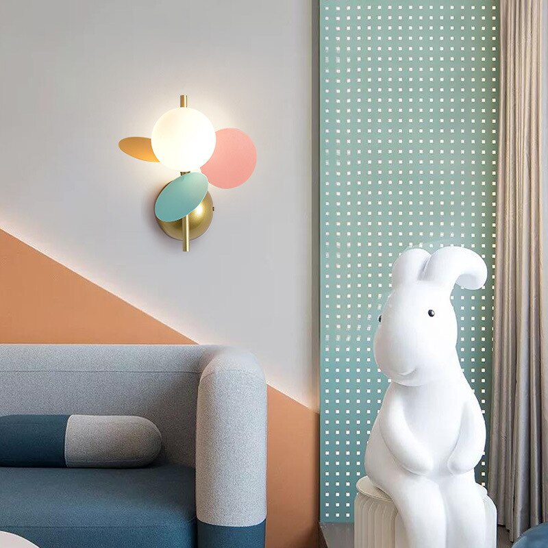 Moderna y colorida lámpara de pared para niños Clover