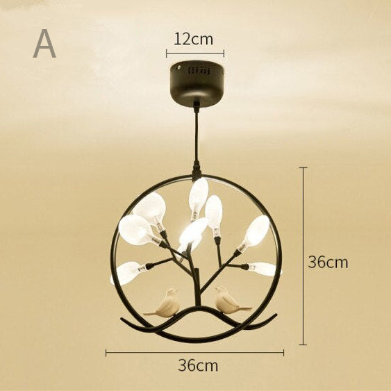 Moderna lámpara de araña con árbol y pájaros en aro de rima