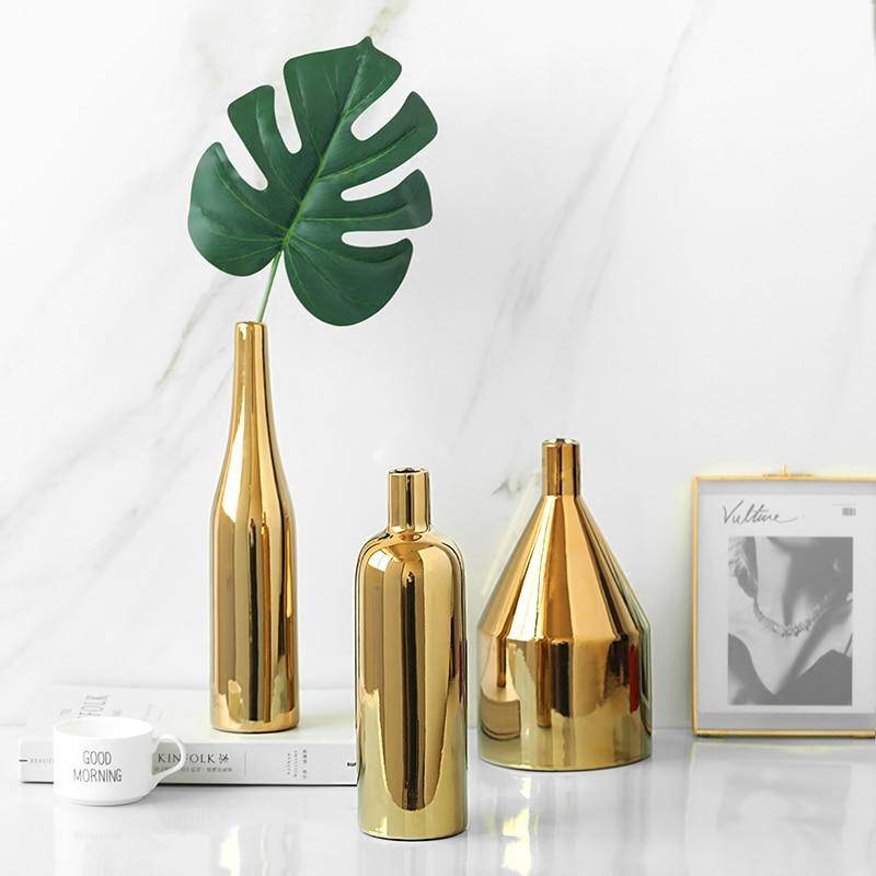 Vase moderne en métal doré A