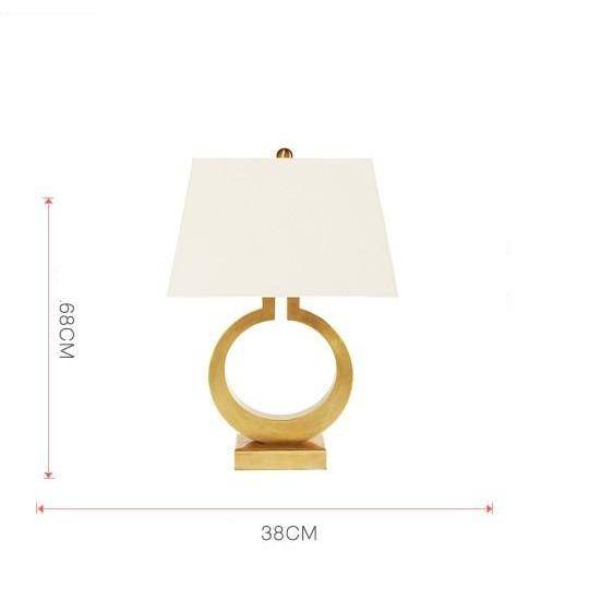 Lámpara de mesa design LED en metal dorado con pantalla triangular Lampara