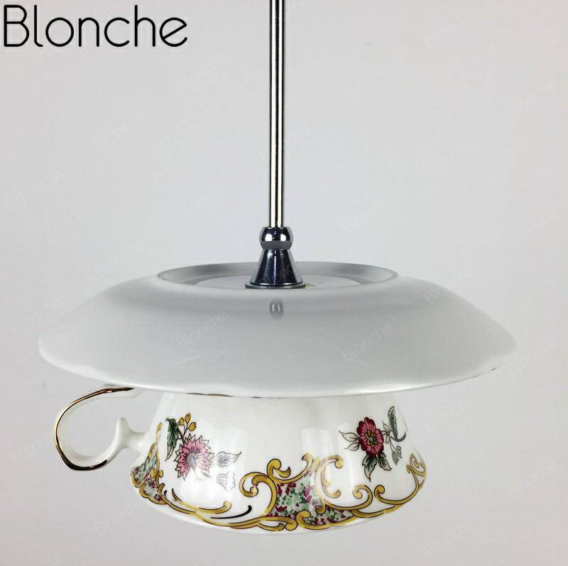 Suspension LED tasse en céramique avec détails fleuris