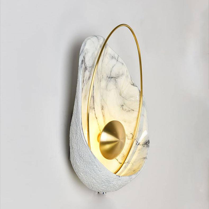 Aplique design LED estilo mármol con anillo dorado