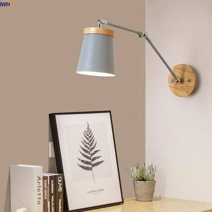 Aplique LED con brazo articulado en metal y madera