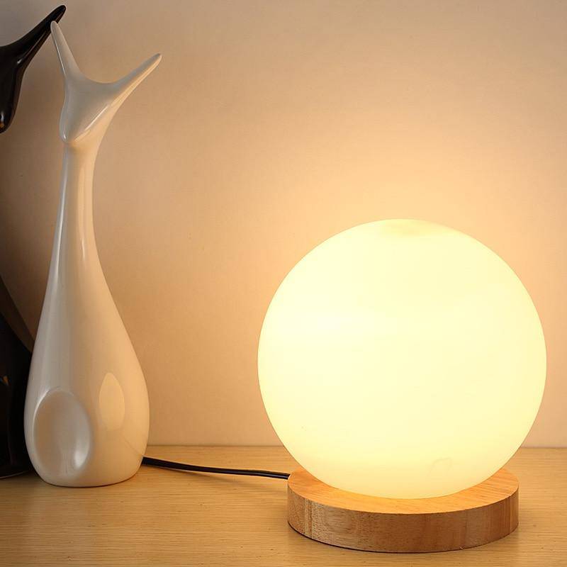 Moderna lámpara de mesa LED con base de madera y bola de cristal