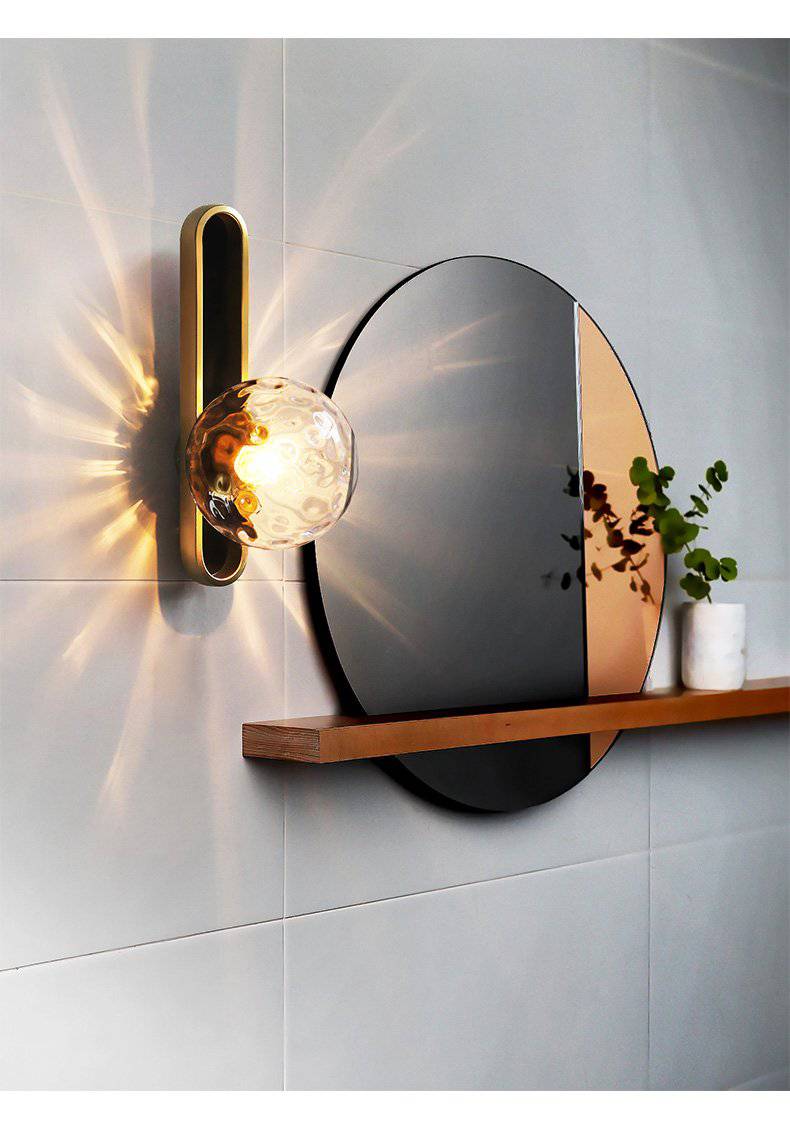 Applique murale design dorée avec boule en cristal American - vue 3 sur 8