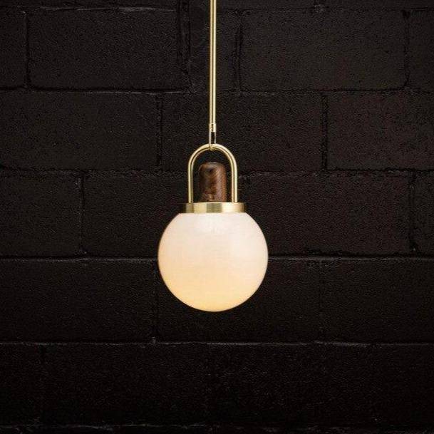 Lámpara de suspensión design LED con bola de cristal y metal dorado