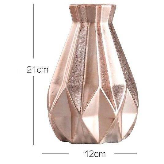 Vase design en métal doré aux formes géométriques Luxury