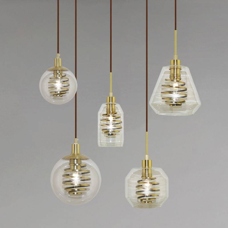 Suspension design en verre avec spirale dorée