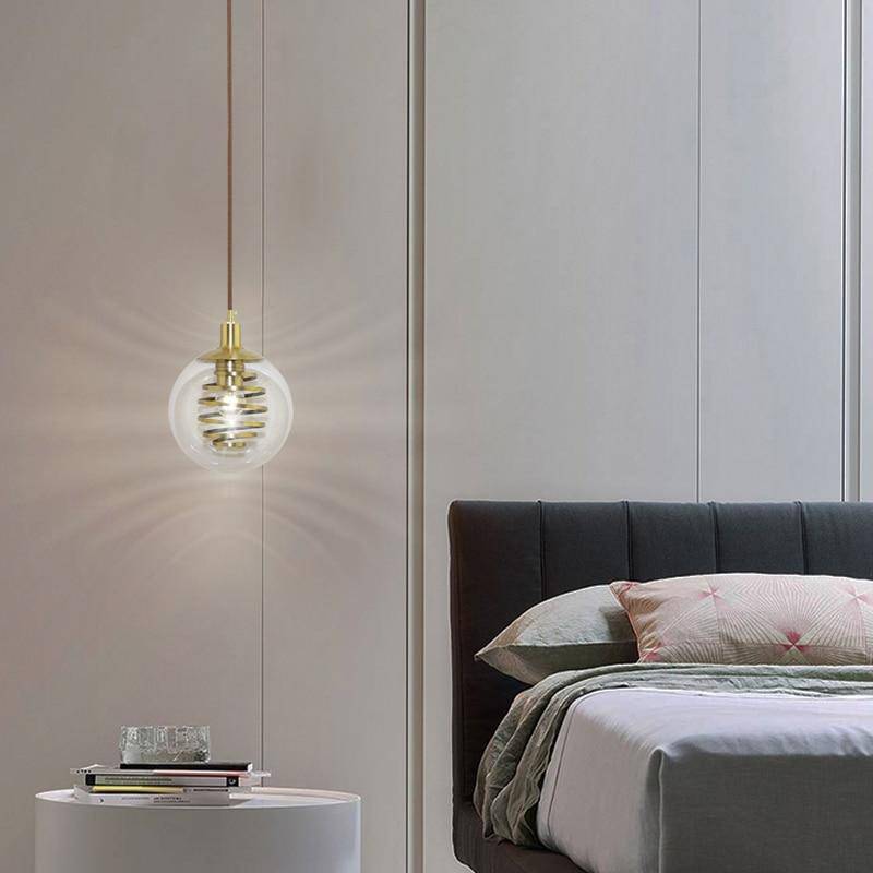 Suspension design en verre avec spirale dorée