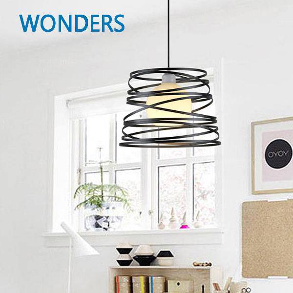 Suspension design spirales irrégulières noire - vue 3 sur 2